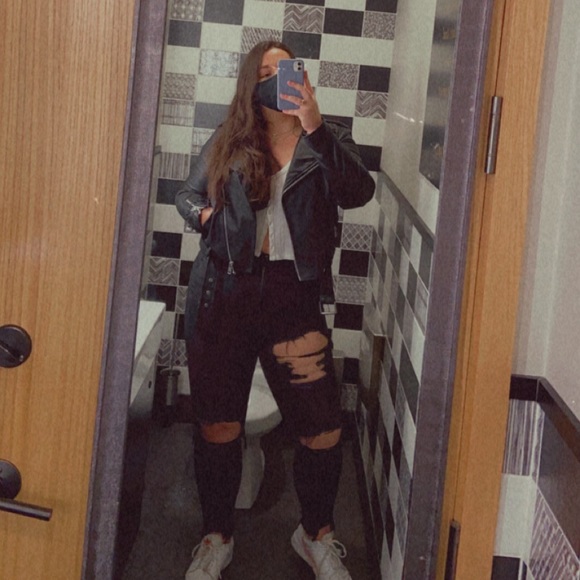 Meet your Posher, Ester - Picture 1 of 1